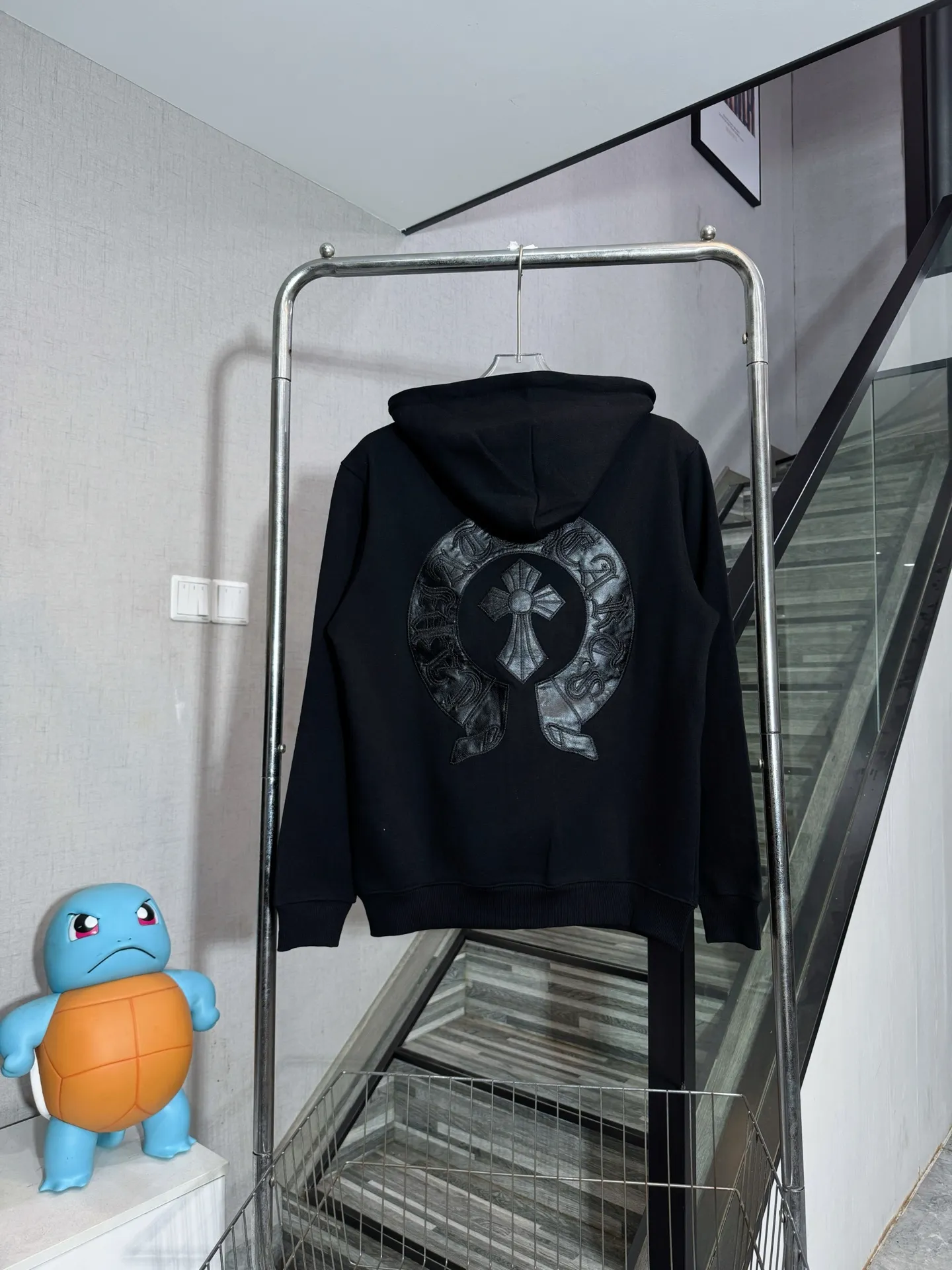 P320 model number: HE386 Chromehearts-Chrome heart embroidered horseshoe patch hooded jacket The fabric is made of 430g high-weight pure cotton double yarn fabric. The upper body is comfortable and warm, and the hand feels delicate and smooth. The horseshoes on the chest are made of heavy embroidery, and the embroidery is three-dimensional and full. The horseshoes on the back are sewn with custom patches to highlight the overall beauty of the clothes. The original hardware zippers are customized, and the clothes have a hooded design. The hem rows are made of the same color rows. The overall workmanship of the clothes is complex and heavy-duty, and it is made by a large factory. It has the original original label and all three labels. You can buy it with confidence.  Color: Black Size: S M L XL